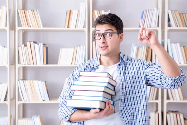 Молодий студент з книгами, що готуються до іспитів — стокове фото