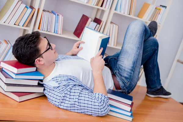 Genç öğrenci ara veriyor ve uykuya dalıyor.