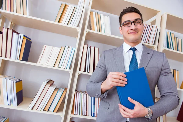 Estudiante de negocios leyendo un libro estudiando en la biblioteca — Foto de Stock