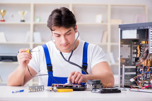 Computer repairman repairing desktop computer — Stock Photo, Image