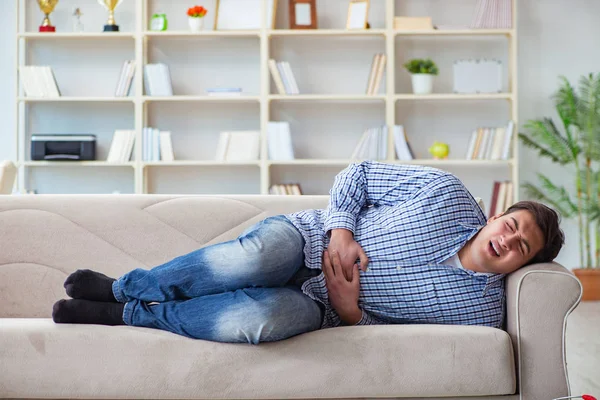 Homme souffrant de douleur à la maison — Photo