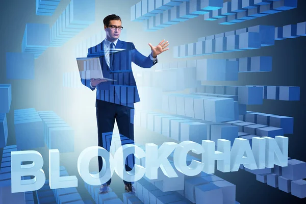 Engelleme zinciri kripto para birimi kavramında iş adamı