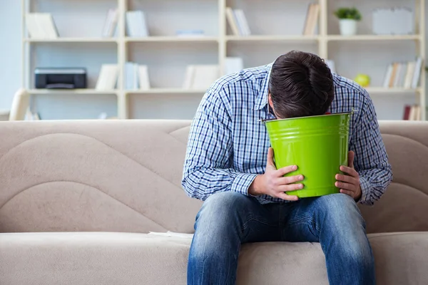 Uomo che soffre di stomaco malato e vomito — Foto Stock