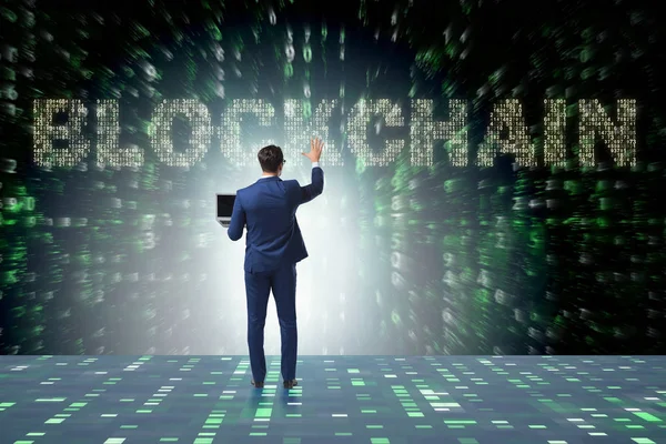 Engelleme zinciri kripto para birimi kavramında iş adamı