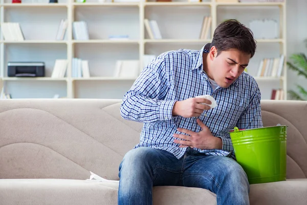 Uomo che soffre di stomaco malato e vomito — Foto Stock