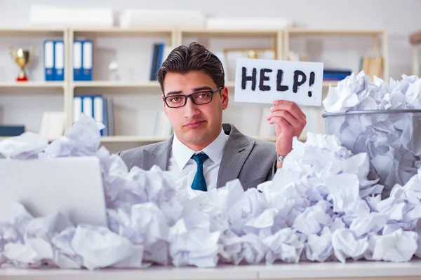 Empresario en concepto de reciclaje de papel en la oficina — Foto de Stock