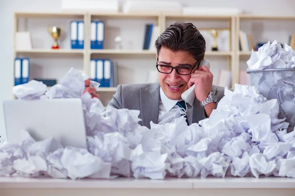 オフィスでの紙リサイクルの概念のビジネスマン — ストック写真