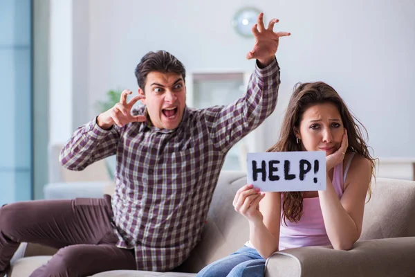 Parçalanmış ilişki konseptinde genç bir aile