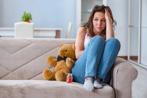 Cuore donna rotto nel concetto di relazione — Foto Stock