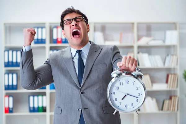 Ofiste çalar saati olan bir iş adamı var.