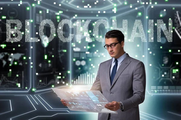 Engelleme zinciri kripto para birimi kavramında iş adamı