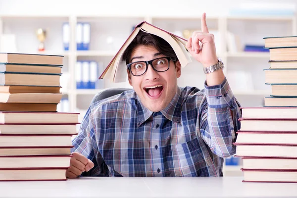 Nerd divertido estudiante preparándose para los exámenes universitarios —  Fotos de Stock