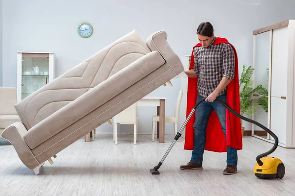 Süper kahraman temizleyicisi evde çalışıyor.