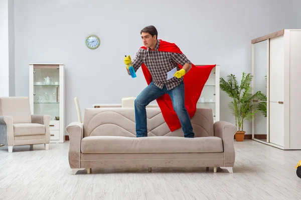 Süper kahraman temizleyicisi evde çalışıyor.