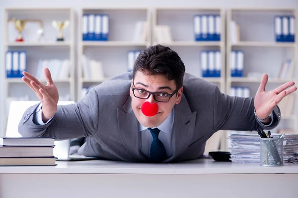 Empresário palhaço que trabalha no escritório — Fotografia de Stock