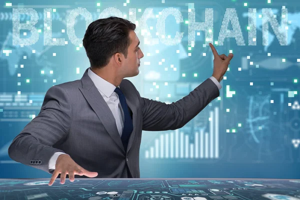 Engelleme zinciri kripto para birimi kavramında iş adamı