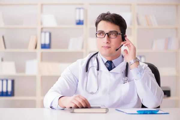 Joven doctor en concepto médico —  Fotos de Stock