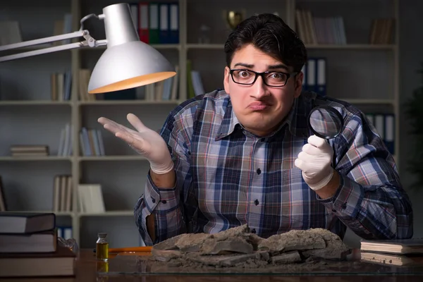 Arkeolog geç saatlere kadar ofiste çalışıyor.