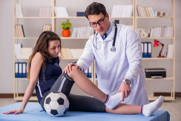 Hombre médico cuidando de lesiones deportivas —  Fotos de Stock