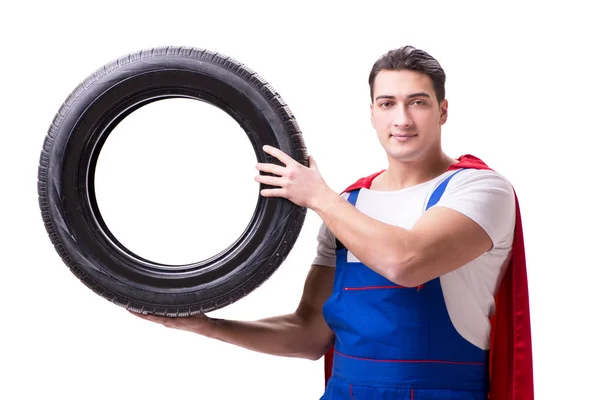 Superhéroe hombre con neumático aislado fondo blanco — Foto de Stock