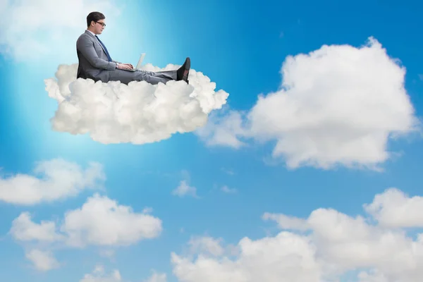 Biznesmen działa na laptopie w niebo — Zdjęcie stockowe