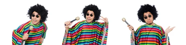 Divertente messicano indossare poncho con maracas isolato su bianco — Foto Stock