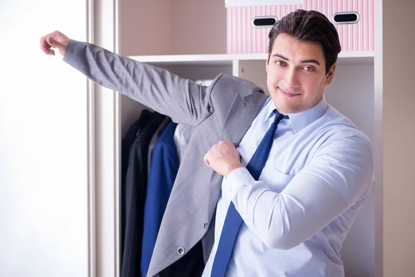 Молодий чоловік бізнесмен одягається на роботу — стокове фото