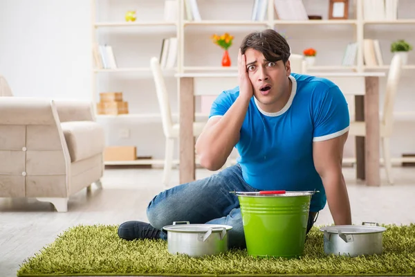 Hombre en casa lidiando con la fuga de inundación del vecino — Foto de Stock