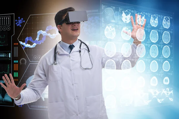 Γιατρός εξετάζει x-ray εικόνες χρησιμοποιώντας γυαλιά εικονικής πραγματικότητας — Φωτογραφία Αρχείου