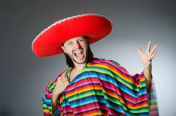 Adam izole bir canlı Meksika panço gri arka planda