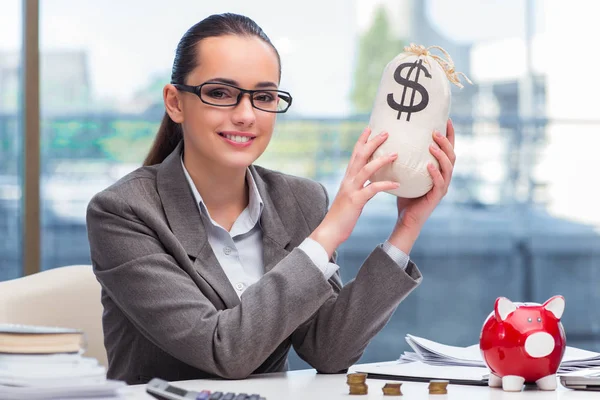 Bankrupt broke businesswoman with piggy bank — Stock Photo, Image