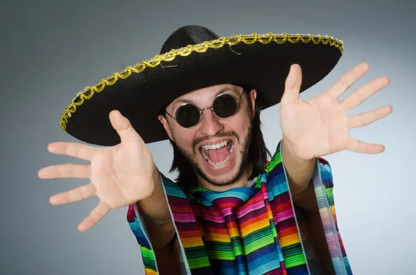 Adam izole bir canlı Meksika panço gri arka planda