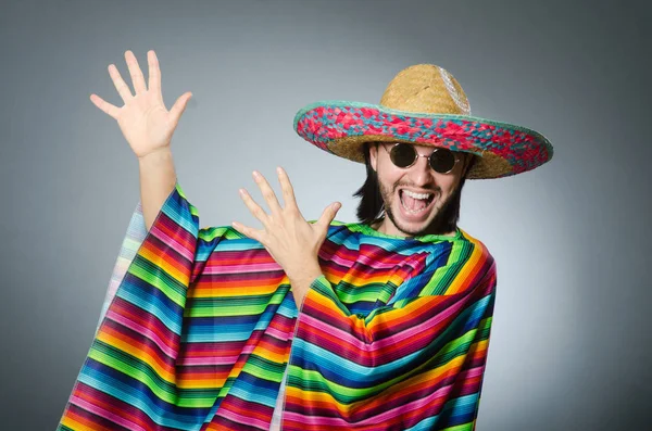 Mann in einem lebhaften mexikanischen Poncho grauen Hintergrund isoliert — Stockfoto