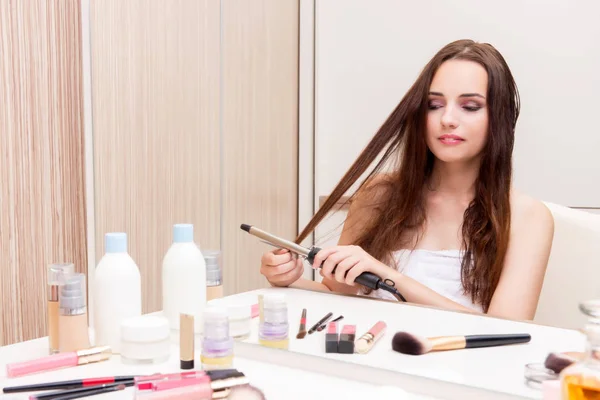 Jonge vrouw in schoonheid make-up concept — Stockfoto