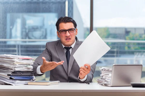 Homme d'affaires en colère avec trop de travail au bureau — Photo