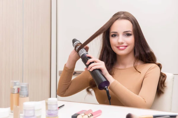 Mujer joven en concepto de maquillaje de belleza — Foto de Stock