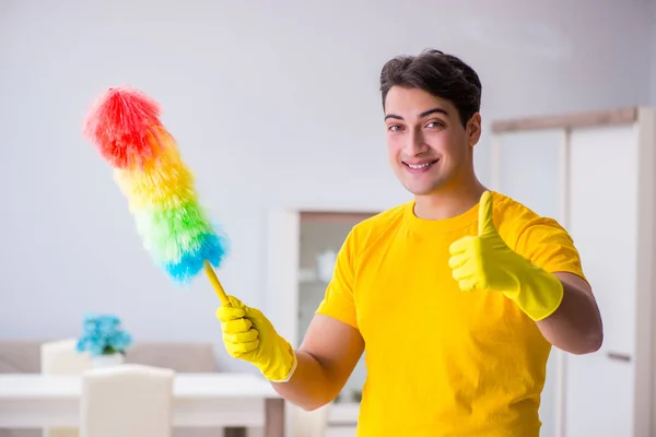 Junger Mann erledigt Hausarbeit — Stockfoto