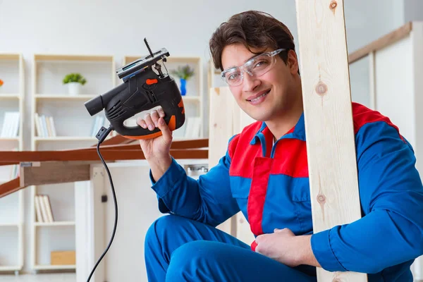 Genç marangoz ahşap kalaslarla çalışıyor.