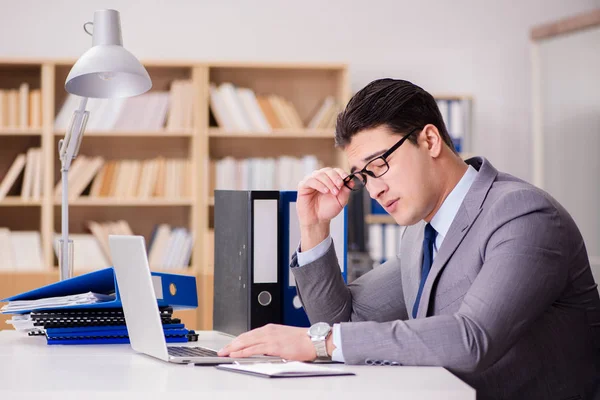 Homme d'affaires fatigué travaillant dans le bureau — Photo