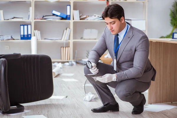 Görevdeki suç soruşturması sırasında genç adam