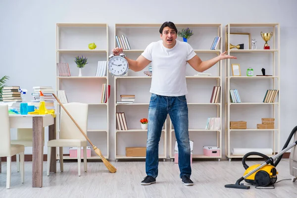 Homem fazendo limpeza em casa — Fotografia de Stock