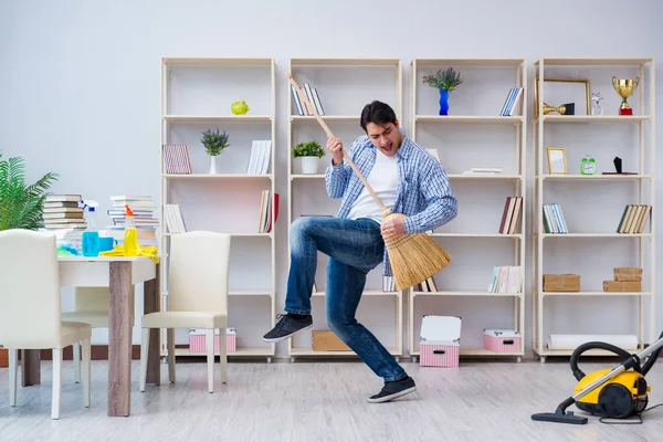 Hombre haciendo limpieza en casa —  Fotos de Stock