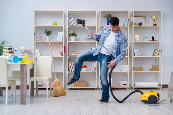 Adam evi temizliyor.