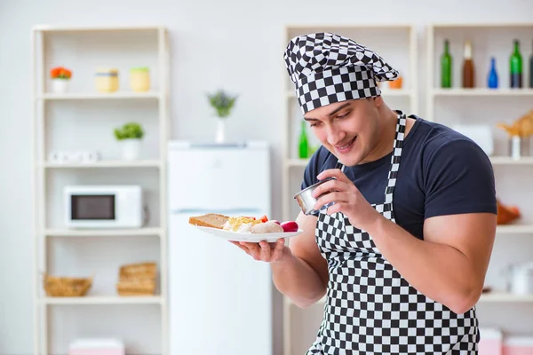 Aşçı mutfakta akşam yemeği hazırlıyor.