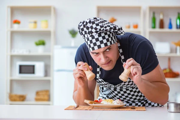 Cocinero cocinero cocinando una cena de desayuno en la cocina — Foto de Stock