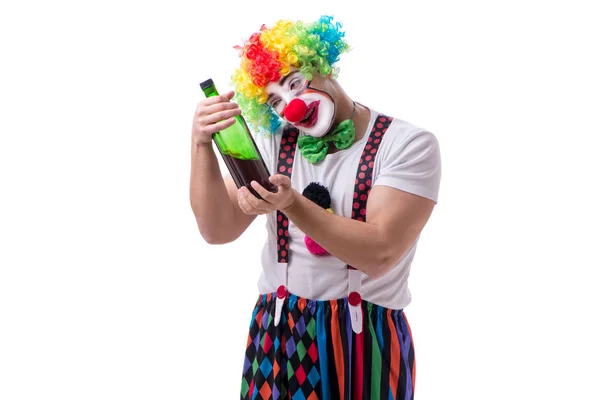 Payaso divertido con una botella aislada sobre fondo blanco —  Fotos de Stock