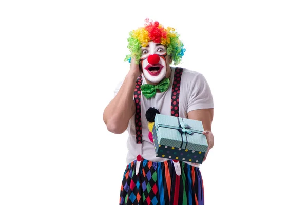 Lustige Clown mit einem Geschenk-Box isoliert auf weißem Hintergrund — Stockfoto