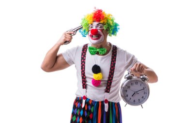 Beyaz arka planda izole edilmiş çalar saati olan komik bir palyaço.