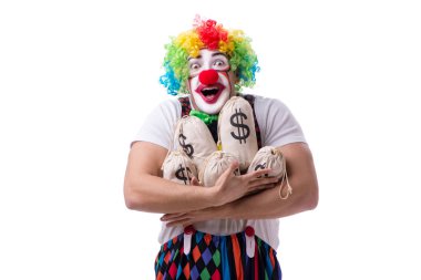 Beyaz arka planda para çuvalları olan komik bir palyaço.