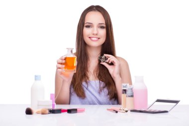 Beyaz tenli, güzel makyajlı genç bir kadın.